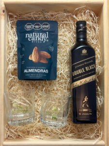 Box Johnnie Walker Black Label: Whisky 12 Años + Cristalería Premium en Bandeja de Madera