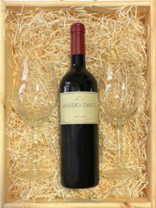 Box Premium Angélica Zapata: Vino Alta Gama + 2 Copas de Vino en Bandeja de Madera