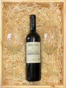 Box Premium Aruma Malbec: Vino Bodegas Caro + 2 Copas de Vino en Bandeja de Madera