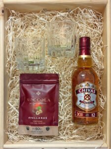 Box Distinction: Chivas Regal 12 Años + Vasos Tallados & Avellanas Premium