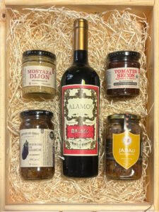 Box Gourmet Alamos: Vino Malbec + Selección de Conservas Artesanales en Bandeja de Madera